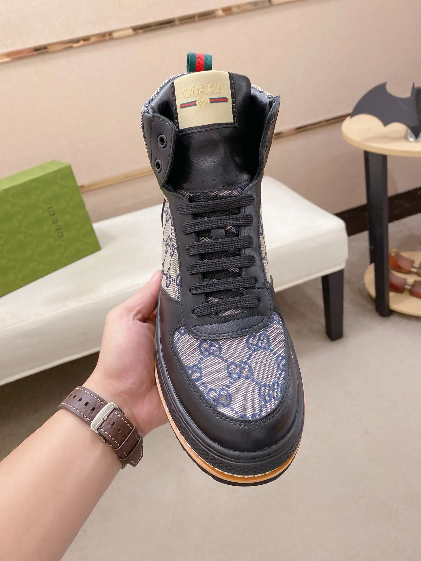Men's shoes 💰 440 💰 High-quality new high-top GUCCI counters are on the market at the same time. The new men's shoes, 😘fabrics are selected imported cowhide, lining: sheepskin lining. 👍🏿 High-end ☄️ air-cushion molded anti-slip rubber outsole, exquisite lines, simple and elegant, comfortable and high-end for leisure travel. Code number: 38 to 44 (45 can be customized and cannot be returned or exchanged)